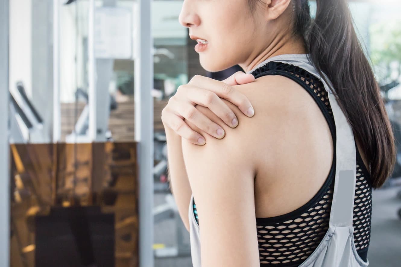 Боль в плече и тренировки: полное руководство по занятиям при травмах плеча (2026)