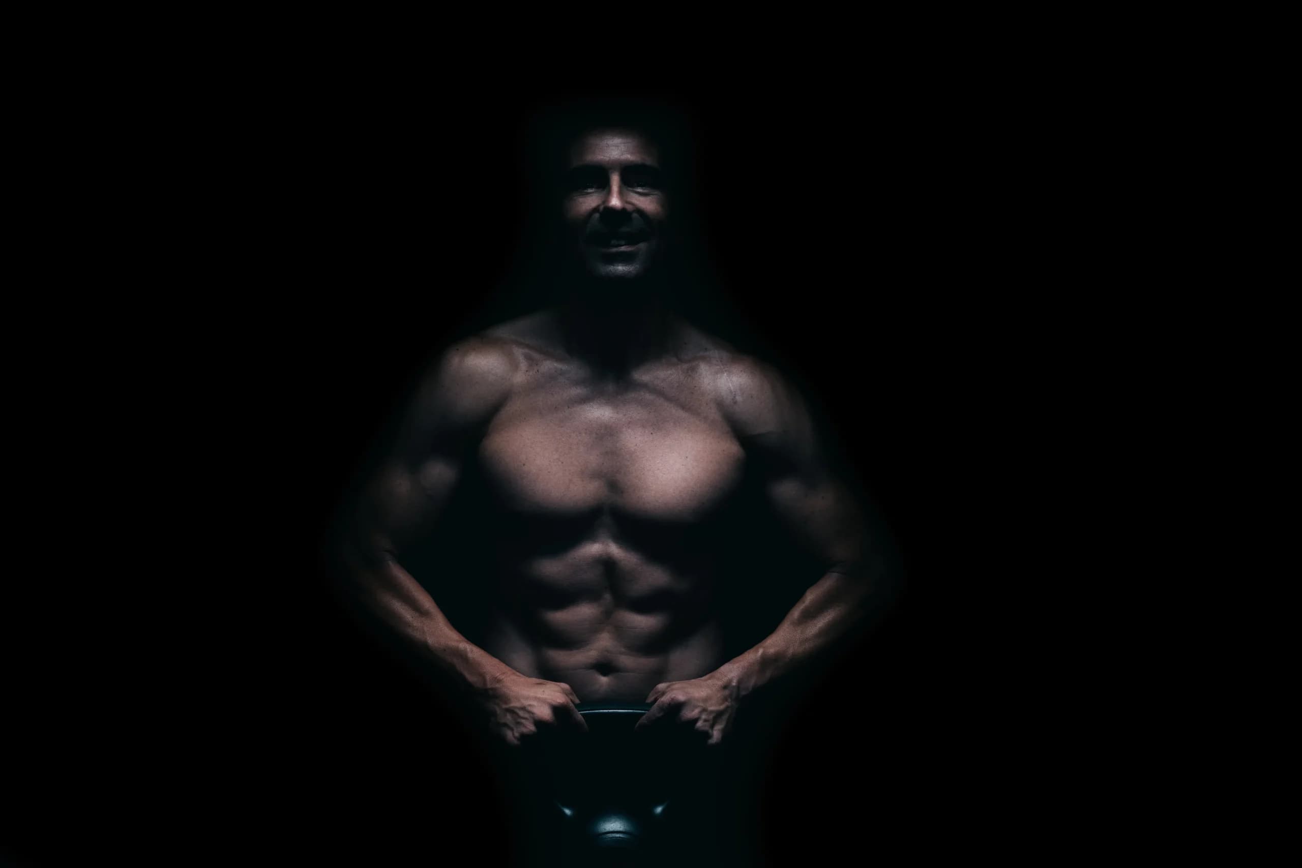 چگونه عضله بسازیم: راهنمای کامل مبتدیان برای رشد عضله (۲۰۲۶)